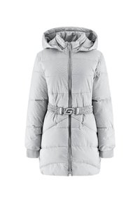 Lysegrå dunjakke med hætte, quiltet tekstur, bælte i taljen og to frontlommer. Har fuld lynlås og elastiske manchetter.