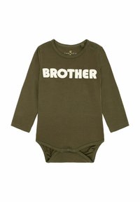 Olivinės spalvos ilgomis rankovėmis vienetukas, pagamintas iš minkštos medvilnės, kuriame didelėmis baltomis raidėmis užrašyta "BROTHER" ant priekinės pusės. Apačioje yra spaustukas.
