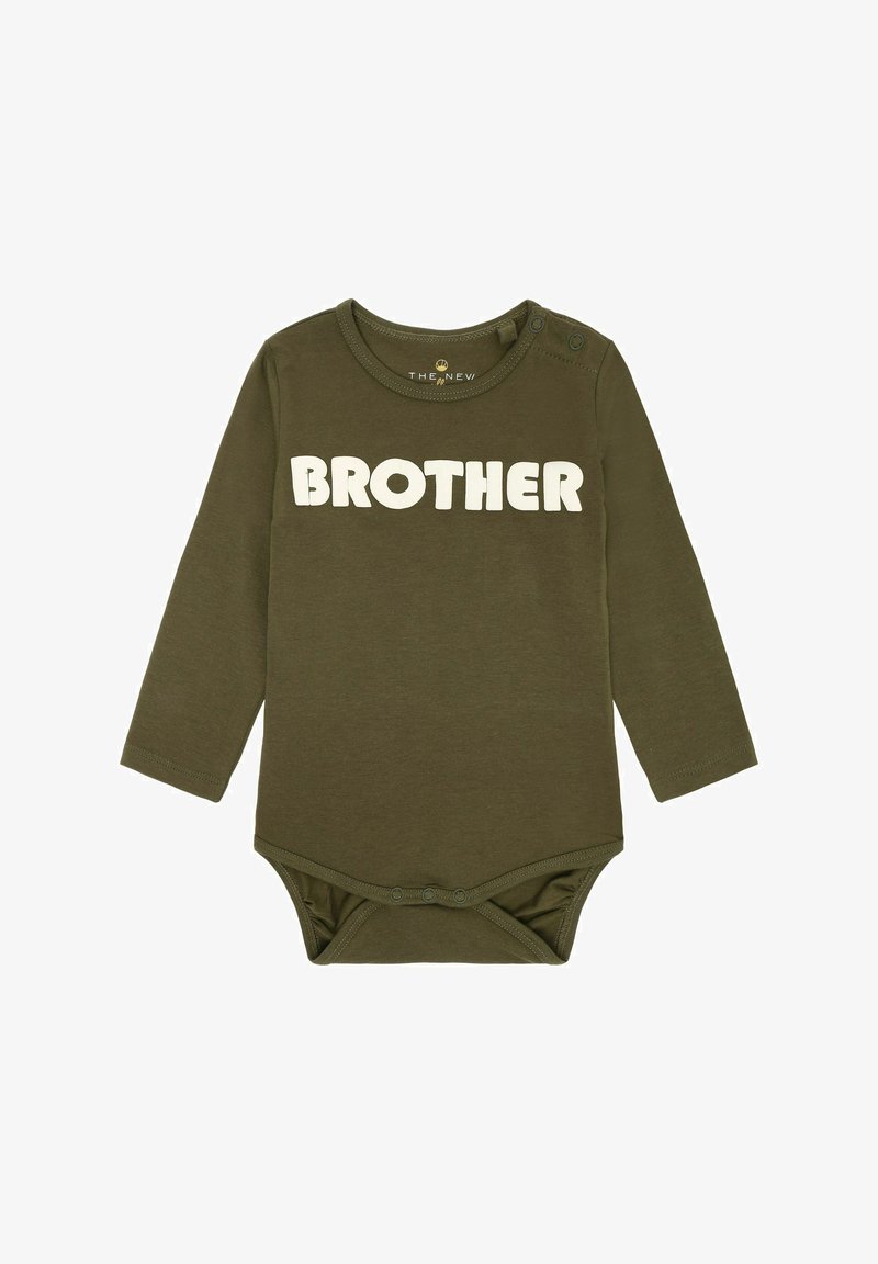 Olivgrön långärmad bodysuit gjord av mjuk bomull, med ordet "BROR" i stora vita bokstäver över framsidan. Tryckknappsstängning nertill.