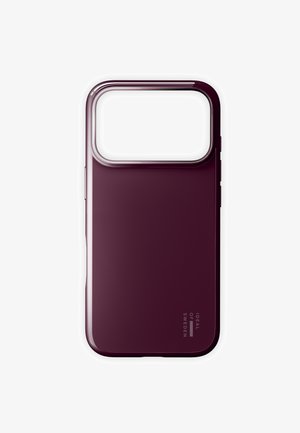 Custodia per telefono color bordeaux con finitura opaca, forma rettangolare e ritaglio per la fotocamera, con marchio minimalista sul lato.