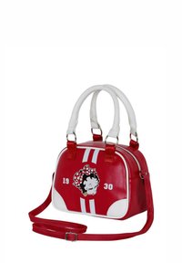 Bolso de mano de imitación cuero rojo con acentos blancos, doble asa, una correa removible y un gráfico de un personaje con un lazo de lunares; presenta la fecha '1930'.