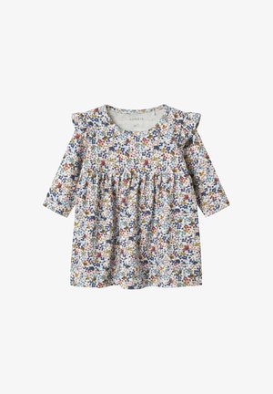 Blomstret kjole med lange ærmer, der har en hvid bund med flerfarvede blomster i pink, blå og gul, samt rynkede skulderdetaljer.