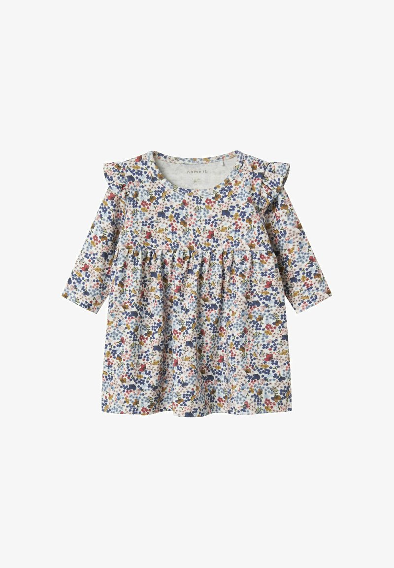 Blommig långärmad klänning med vit bas och flerfärgade blommor i rosa, blått och gult, samt volangdetaljer på axlarna.