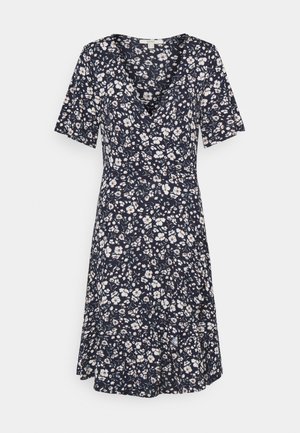 Vestido envolvente floral en azul marino con mangas cortas, que presenta un escote en V, un dobladillo acampanado y patrones florales en blanco y tonos pasteles.
