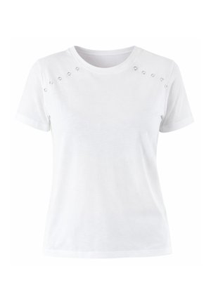T-shirt bianca a maniche corte con scollatura a girocollo, con piccoli occhielli argentati disposti diagonalmente sulla parte superiore del petto vicino alle spalle.