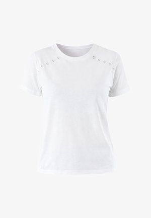 T-shirt bianca a maniche corte con scollatura a girocollo, con piccoli occhielli argentati disposti diagonalmente sulla parte superiore del petto vicino alle spalle.