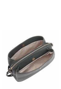 Grijze leren schoudertas open met twee hoofdcompartimenten, waarvan één met een rits, beige interieurvoering met merklijnen en magnetische sluiting.