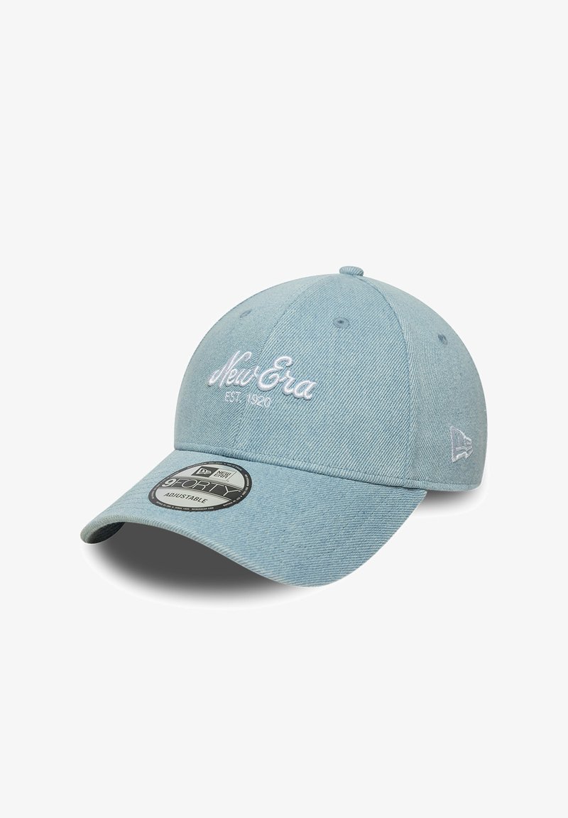 Φως γαλάζιο ρυθμιζόμενο καπέλο New Era 9FORTY με λευκή κεντημένη φράση "New Era EST. 1920" μπροστά και λογότυπο στο πλάι.