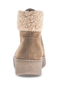 Braune Wildleder-Ankle Boots mit einem flauschigen beigen Schaft, strukturierten Gummisohlen und seitlichem Reißverschluss. Der Absatz ist leicht erhöht.