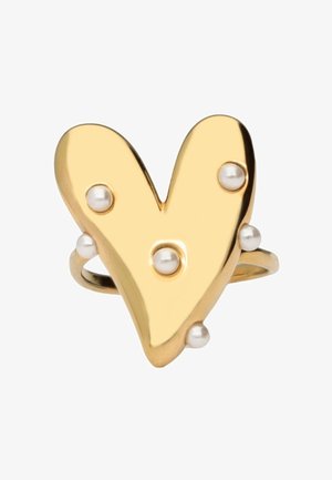 Anillo de oro con una parte superior en forma de corazón abstracto adornada con seis pequeñas perlas blancas.