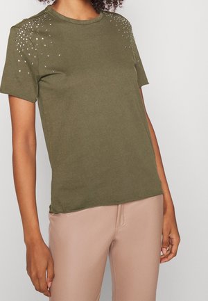 Oliwkowy t-shirt wykonany z miękkiej tkaniny, ozdobiony kryształkami na ramionach, z krótkimi rękawami i okrągłym dekoltem.