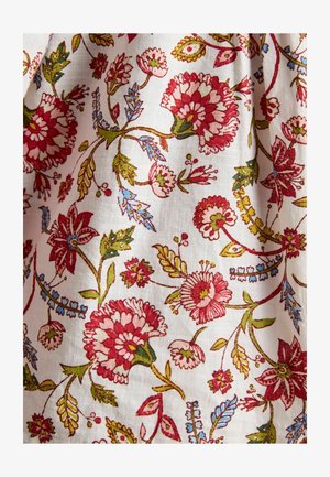 Baumwollstoff mit einem floralen Muster, das rote, pinke, grüne und blaue Elemente auf einem weißen Hintergrund zeigt; ausgefallene Details und weiche Textur.