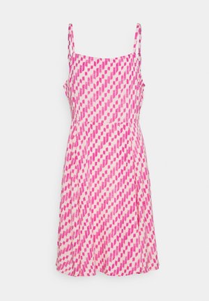 Hihaton vaaleanpunainen ja valkoinen mekko, jossa vinoraitainen sivellinvedoskuvio, neliskulmainen pääntie ja vartalonmyötäinen vyötärö, esillä yksinkertaisella taustalla.