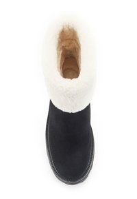 Černé semišové boty s bílým umělým kožíškem na vršku. Kolo-špičkový design a texturední podrážka; vnitřek je podšitý měkkým materiálem pro komfort.