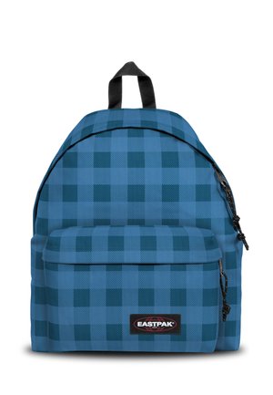 Mochila Eastpak azul a cuadros con bolsillo delantero con cremallera, asa negra y tiradores de cremallera sobre fondo blanco.