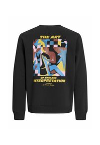 Sudadera negra con un diseño gráfico colorido que presenta formas abstractas y el texto: "EL ARTE DE LA INTERPRETACIÓN SIN FIN" en amarillo.