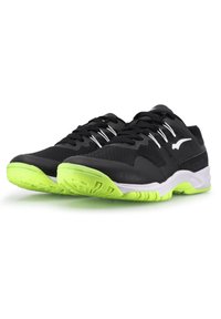 Svarta sportskor med en texturerad ovandel, ljusgrön sula och vita detaljer. Har en snörningsdesign och en vadderad sula.