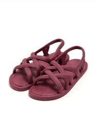 Sandalias burdeos con tiras entrecruzadas, superficie texturizada, diseño de talón abierto y suelas planas, fabricadas con material duradero.