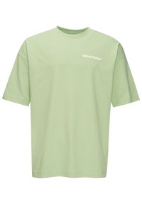 Camiseta de algodón verde claro con cuello redondo y mangas cortas, que presenta la palabra "MULTIPLY" en blanco en el pecho. Corte casual.
