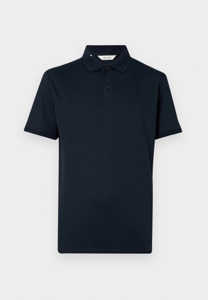 Polo majica tamnoplave boje, izrađena od pamučne mješavine, s kragnom, kratkim rukavima i kopčanjem na dva dugmeta. Glatka tekstura s suptilnim detaljima.