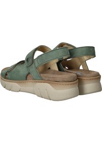 Groene suède sandalen met open ontwerp, verstelbare band en beige grove zool. Zacht binnenmateriaal en decoratieve stikdetails.