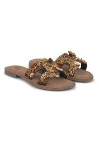 Sandales à glissière marron avec des brides ornées de perles et de pierres, semelles à texture douce et design plat pour le confort et la facilité.