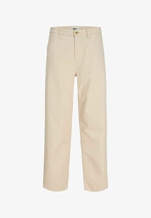 Pantalon beige à jambes droites avec passants pour ceinture, fermeture par bouton sur le devant et poches avant visibles.