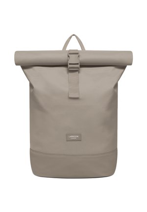 Sac à dos beige à rabat enroulable avec boucle avant, une poignée supérieure unique et étiquette "Larkson Hamburg" sur tissu lisse.