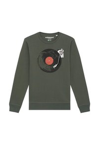 Donkergroene sweatshirt met een bedrukt ontwerp van een vinylplaat met een rode centrum en een grafische platenspeler. Lange mouwen, ronde hals.