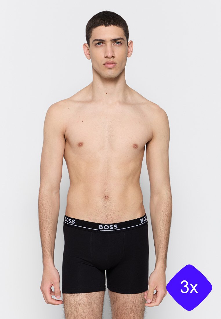 Boxer-briefs noirs au design ajusté, ceinture élastique avec le logo "BOSS", matière en coton douce, sans motifs ni accents supplémentaires.