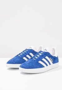 adidas Originals GAZELLE UNISEX - Trainers - collegiate royal/white/gold  metallic/blue - Zalando.ie