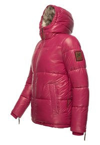 Giubbotto puffer rosa con cappuccio, caratterizzato da una superficie lucida, fodera in pelliccia, zip frontale e una toppa sulla manica. Presenta polsini a coste e tasche.