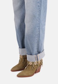 NEW KOLE - Bottines de cowboy / motard - khaki