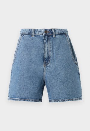 Modré riflové šortky s vysokým pásom, predným zapínaním na gombíky a zips, pútkami na opasok a bočnými vreckami na jednofarebnom pozadí.