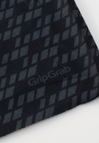 Schwarzer Stoff mit einem Rautenmuster in verschiedenen Farbtönen, mit einer subtilen Textur; das Logo "GripGrab" in einer helleren Farbe sichtbar.