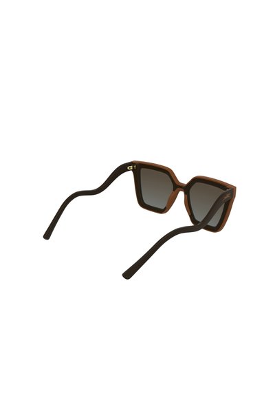 Lunettes de soleil avec une monture en plastique marron hexagonale, des verres gris dégradés, et des branches noires élégantes ornées d'un détail de logo subtil.