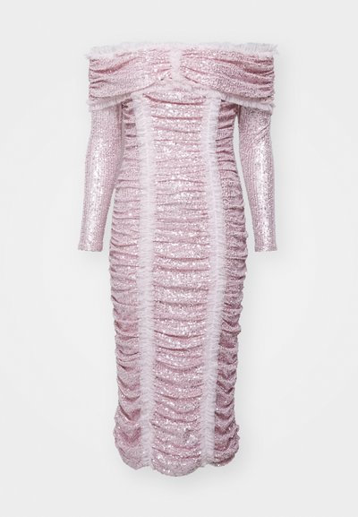 Õlavarrelt avatud, keha lähedal olev roosa sädelustega kleit, millel on kokku kogutud tekstuur ja volangid kaeluse ja külgedel.