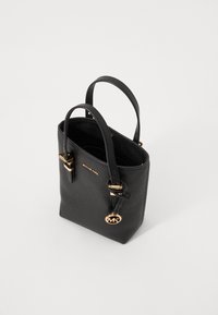 Sac à main en cuir noir avec une finition texturée, accents en matériel doré, doubles poignées supérieures et une étiquette de logo circulaire. Design carré compact.