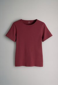 Tricou simplu bordo, cu mâneci scurte și guler rotund, așezat plat pe un fundal gri neutru.