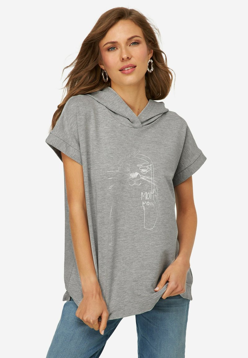 Haut à capuche gris clair à manches courtes avec une coupe ample. Présente un design graphique blanc d'un animal et du texte sur le devant. Tissu doux et décontracté.