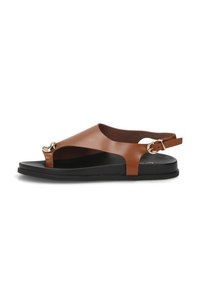 Sandal de piel marrón de punta abierta con suela negra, detalle de hebilla dorada en la tira frontal y tira en el tobillo ajustable con hebilla dorada.