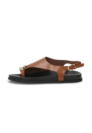 Sandal de piel marrón de punta abierta con suela negra, detalle de hebilla dorada en la tira frontal y tira en el tobillo ajustable con hebilla dorada.