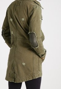 Tigha Parkas - olive