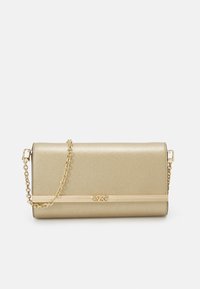 Bolso metálico dorado con cadena, de forma rectangular, textura suave y una placa de logo distintiva en el frente.