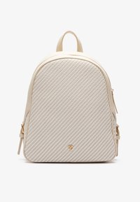 Béžový tkaný batoh s kulatým vrcholem, texturovaným předním panelem a hladkými koženými boky; má zlaté kovové doplňky a nastavitelné popruhy.
