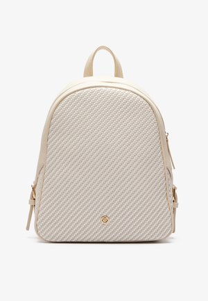 Zaino intrecciato beige con parte superiore arrotondata, fronte texture e lati in pelle liscia; presenta dettagli in metallo dorato e spallacci regolabili.