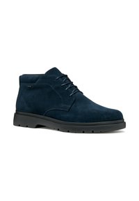 Bottes ankle en suede bleu marine avec un bout arrondi, cinq œillets pour lacets, et une semelle en caoutchouc dotée d'une surface texturée pour une meilleure adhérence.