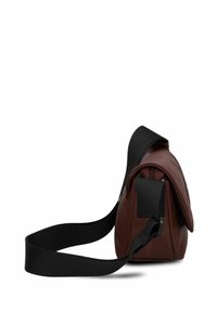 Borsa a spalla in pelle marrone con tracolla nera regolabile, chiusura con zip e una forma compatta con hardware minimale.