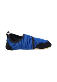 Blauwe gaaswater schoenen met zwarte accenten, een flexibele zool en een veilige pasband over de bovenkant. Lichtgewicht en ademend ontwerp.