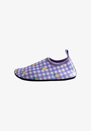 Chaussure à enfiler pour enfant avec motif vichy violet et blanc, décorée de petits citrons jaunes et de feuilles vertes, semelle noire et languette de tirage.